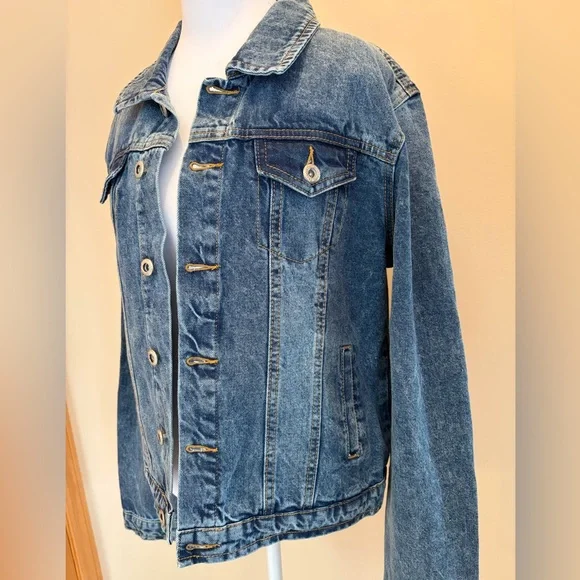 #109 Women’s Vintage-Inspired Blue Denim Jacket with Embroidery. Like New! - Picture 3 of 12